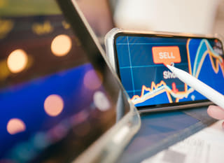 Operatore che esamina su più mercati le opzioni relative a Bitcoin, Ethereum e forex